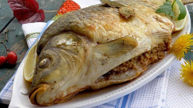Как-се-приготвя-пълнен-шаран-с-ориз,-орехи-и-стафиди